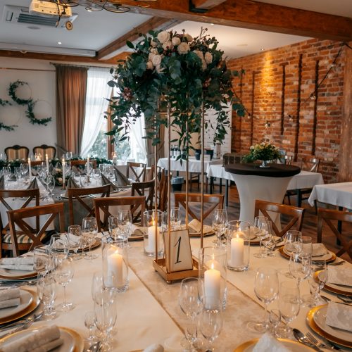 B&W Photography Dekoracje: Cedrowy Dworek Florystyka: Mały Park